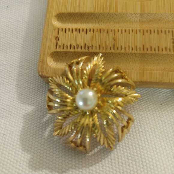Lisner Faux Pearl Accents Leaf Gold Tone Brooch Pin Vintage Round Stamped Signed - Picture 2 of 9